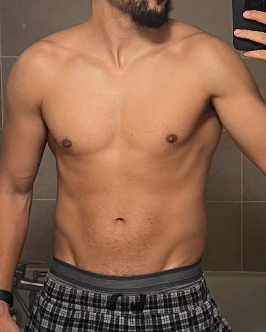 Nabil après six mois de programme, 69 kg : photo de face, torse.